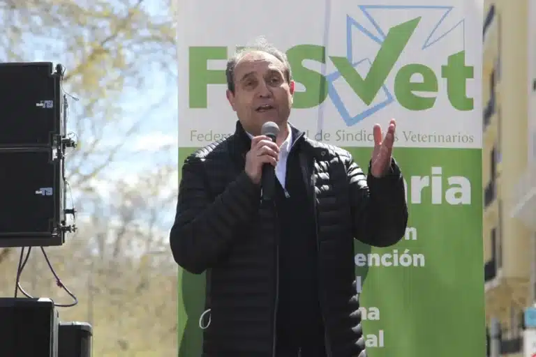 Momento de la intervención del presidente de Fesvet en la manifestación veterinaria de 3 de abril